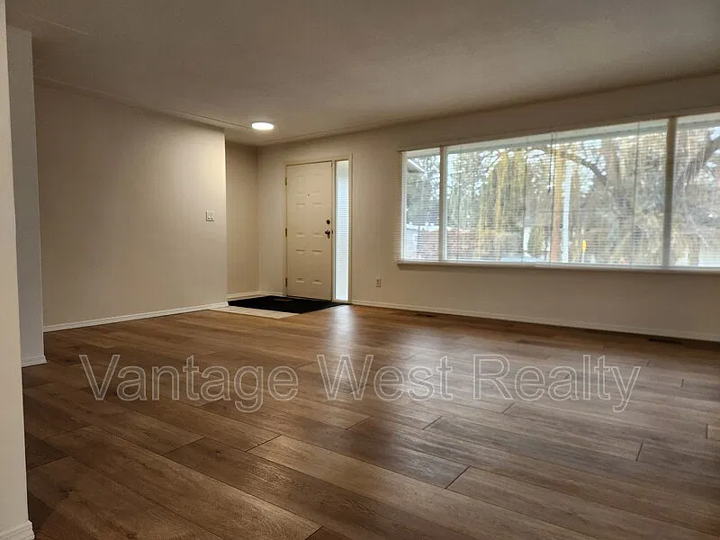 4 bed, 2.0 bath, 2288 sqft, $3,400 — Photo 3