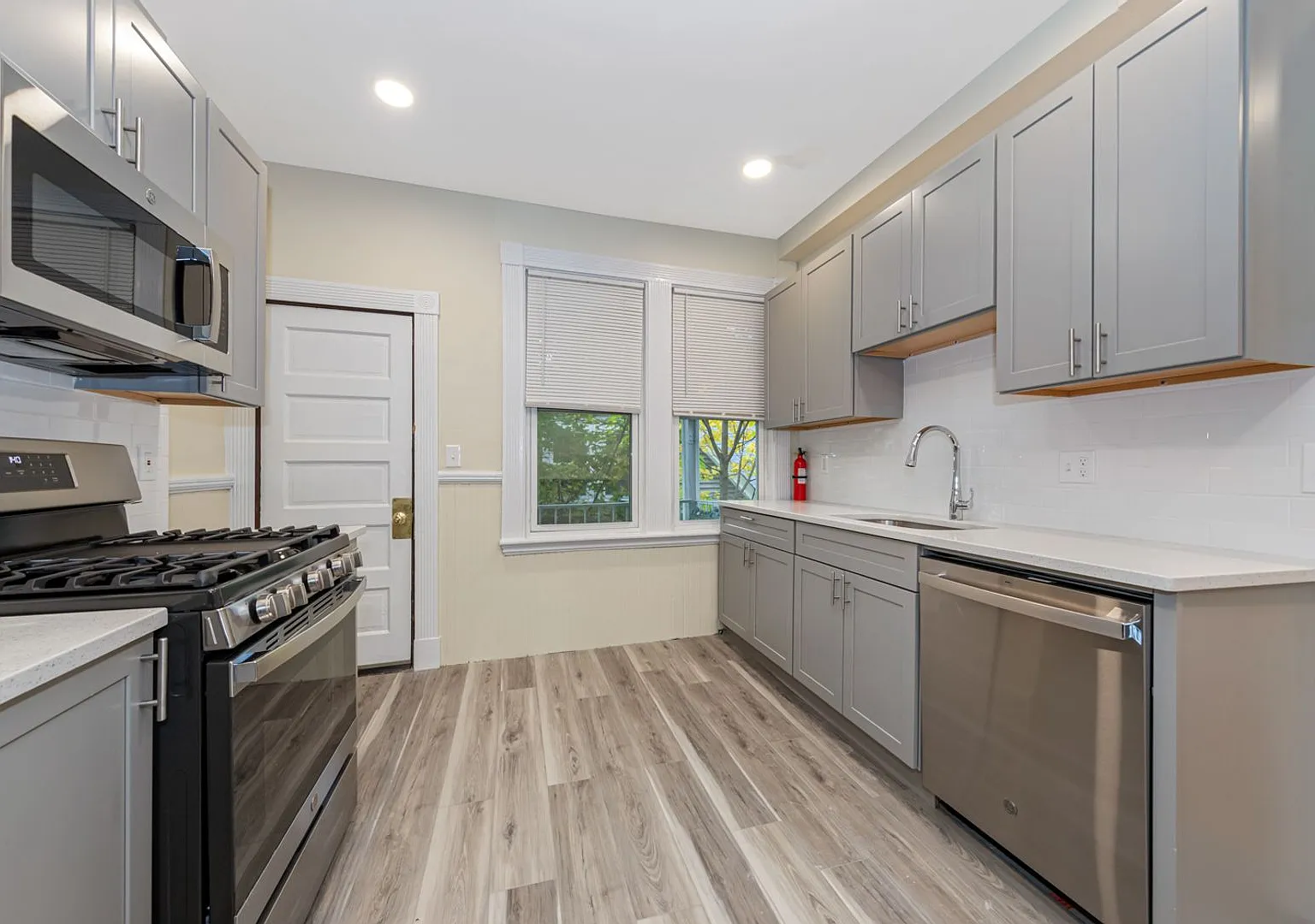No Brokers Fee, In-Unit Washer and Dryer Recently Renovated — Photo 2