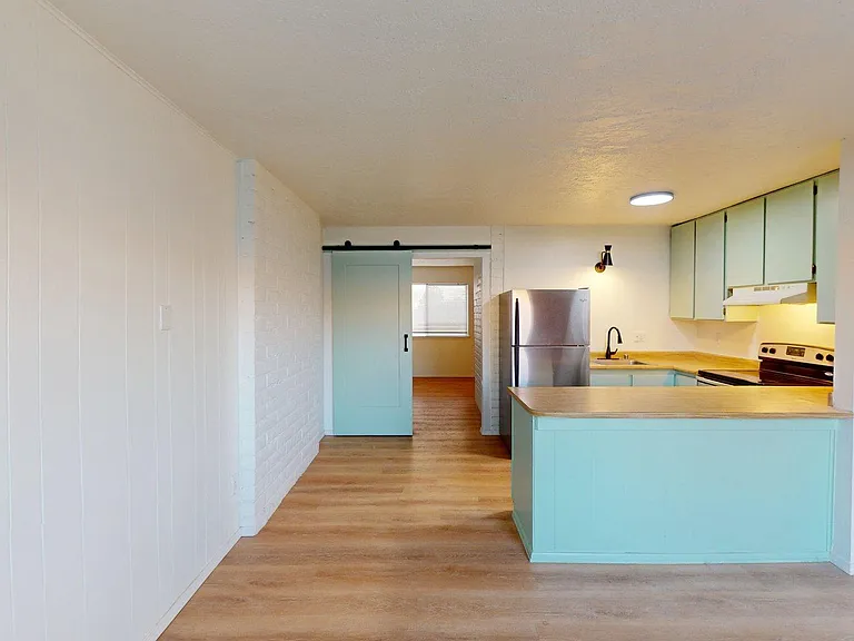 Updated and Very Private 1 Bedroom Apt with a Yard — Photo 19