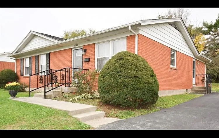 1094 Briarwood Dr — Photo 2