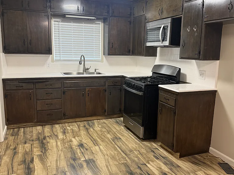 241 S Peach Ave — Photo 3
