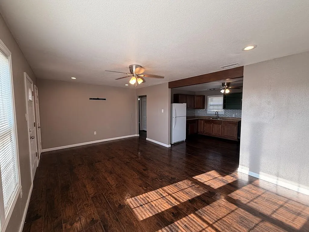 3 bed, 1.0 bath, 1128 sqft, $2,200 — Photo 3