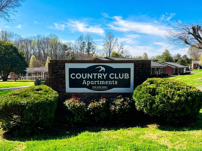 Country Club Apartments — Photo 3