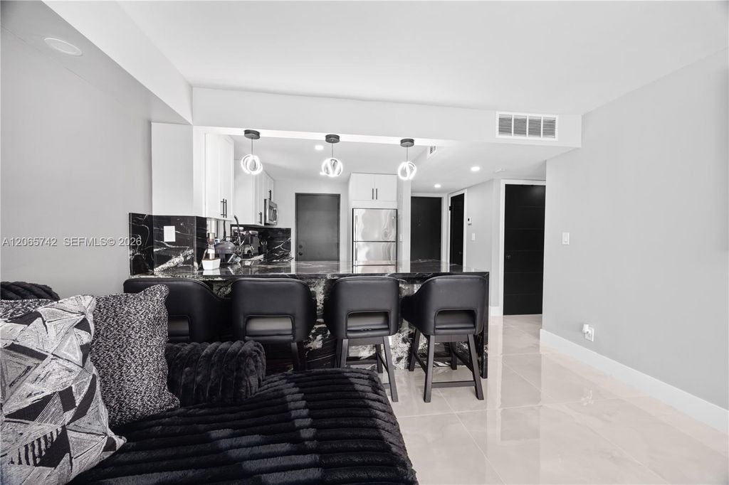 2302 S Cypress Bend Dr APT 306, photo 5