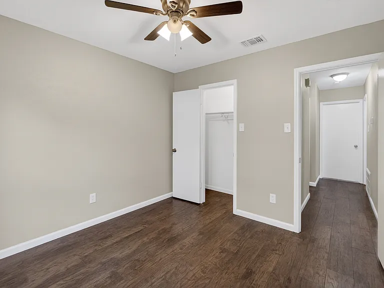 2219 Foxcroft Ln — Photo 14