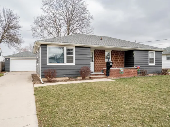 220 E 16th St, Kaukauna, WI 54130