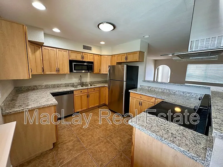 1441 E Diamond Dr — Photo 5