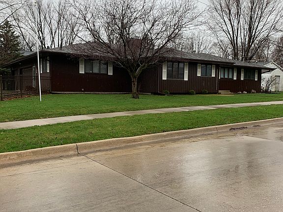 3rd image of 2122 Crescent Dr