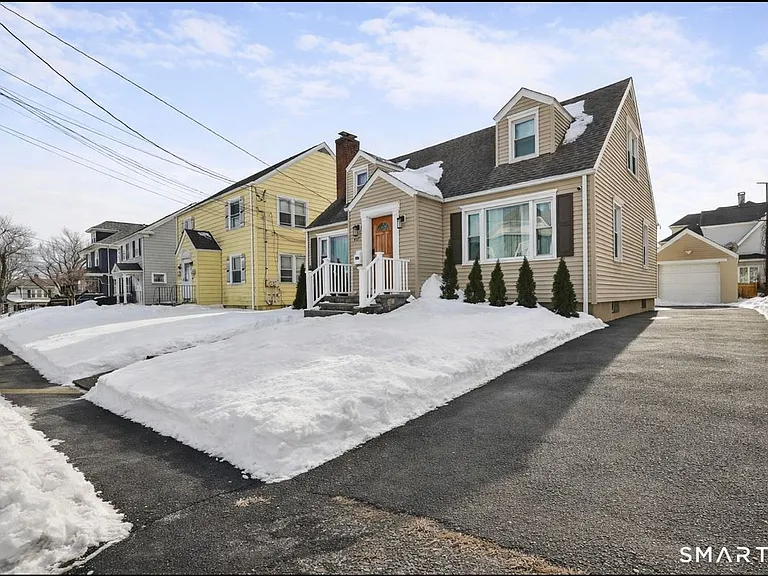 457 Summit St — Photo 2