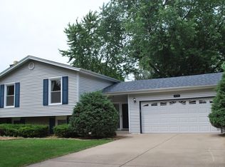 414 Maple Ln, Darien, IL 60561