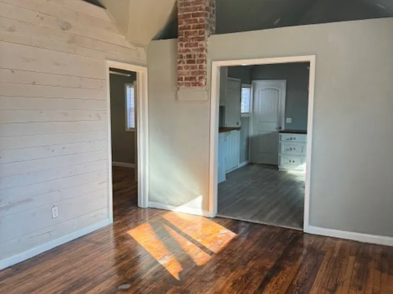 803 W Cherokee St — Photo 3
