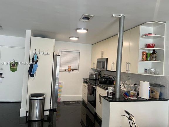 4th image of 3944 NE 167th St APT 106