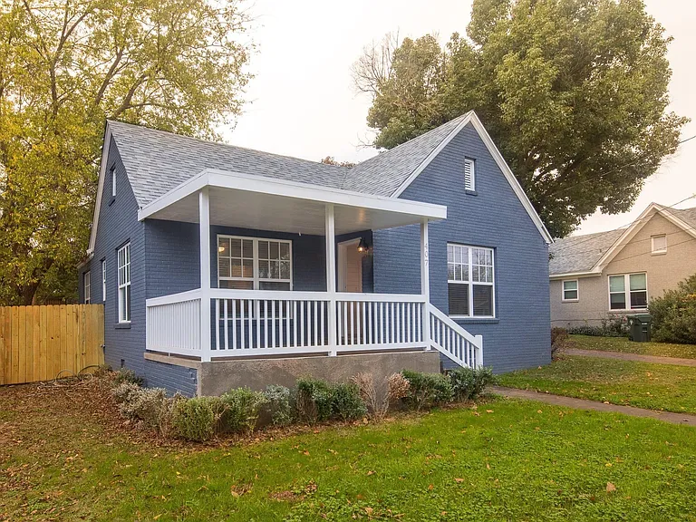 407 E Houston St — Photo 2