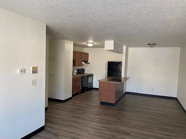 4 bed, 1.5 bath, 900 sqft, $1,200 — Photo 3
