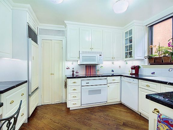 3rd image of 176 E 71st St #4B