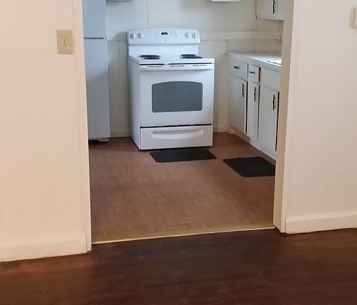 4th image of 1468 E Parkwood Ave