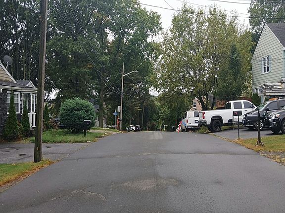 5th image of 145 Earl Ave