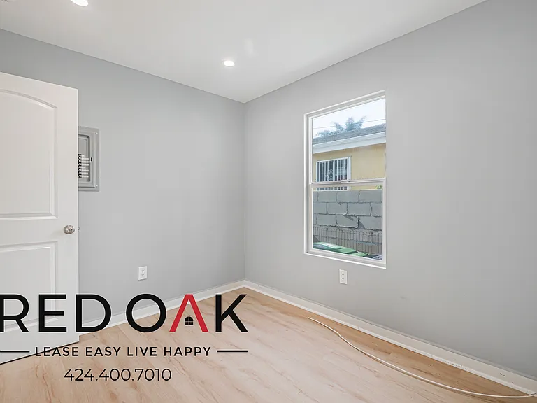 923 W 75th St #927-3/4 — Photo 11