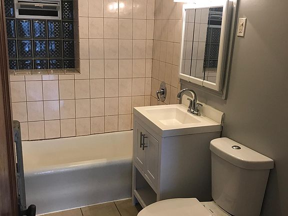 4th image of 2302 Clarence Ave Unit 1