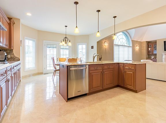 5th image of 142 Florina Ct