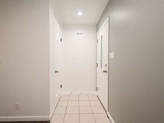 2nd image of 127 S Hawthorne Blvd