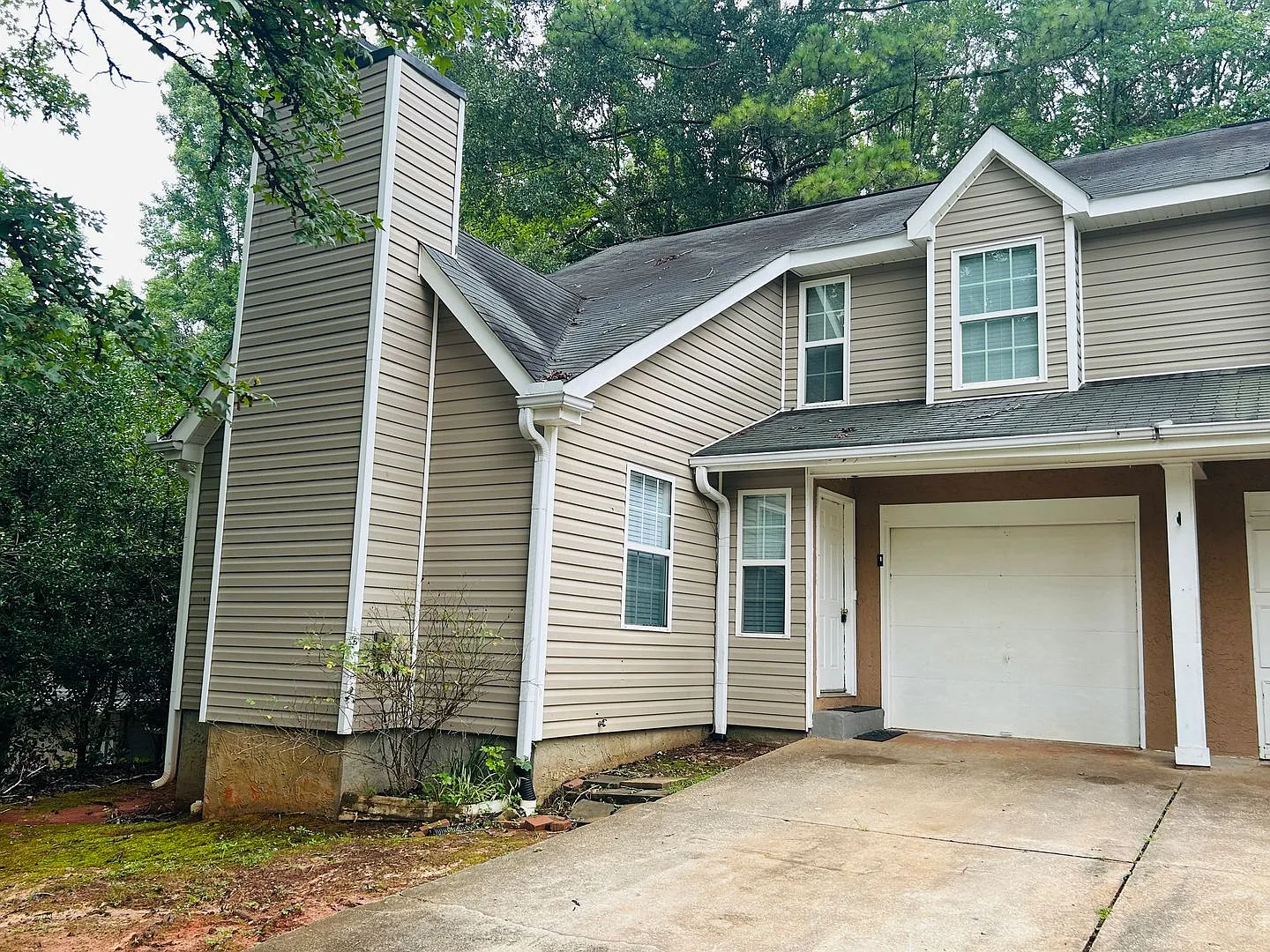 Welcome home! Great location! 2 bed, 1.5 bath, large kitchen, parking for 2, lots of privacy, W/D... — Photo 1