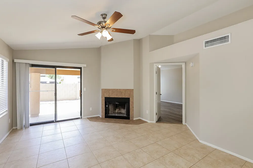 3 bed, 2.0 bath, 1487 sqft, $2,440 — Photo 4