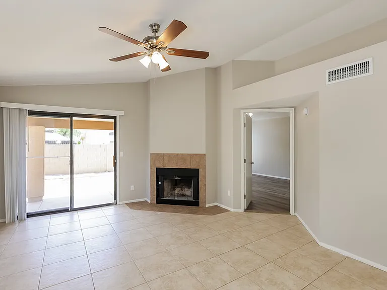 4517 E Rosemonte Dr — Photo 4