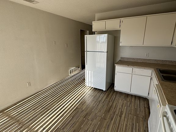 4th image of 1904 Cedarhill Dr #D