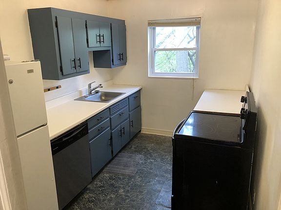 3rd image of 105 Forest Ave APT A