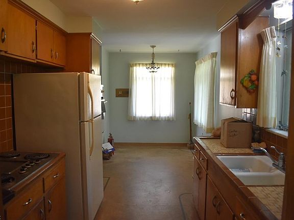 3rd image of 1261 Parkhaven Dr