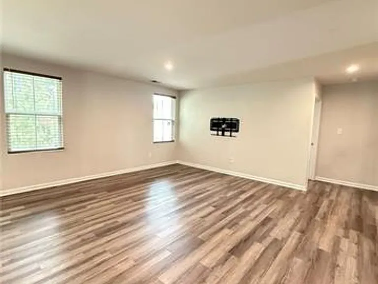 244 Mildred Dr — Photo 5