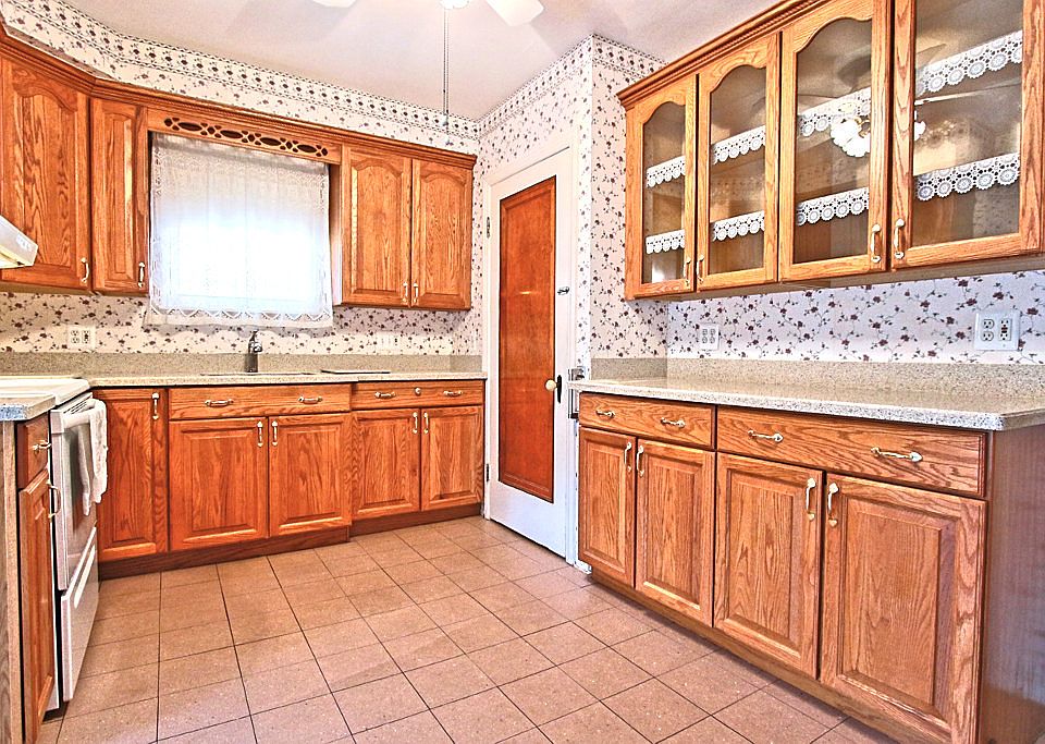 2nd image of 15690 Couzens Ave