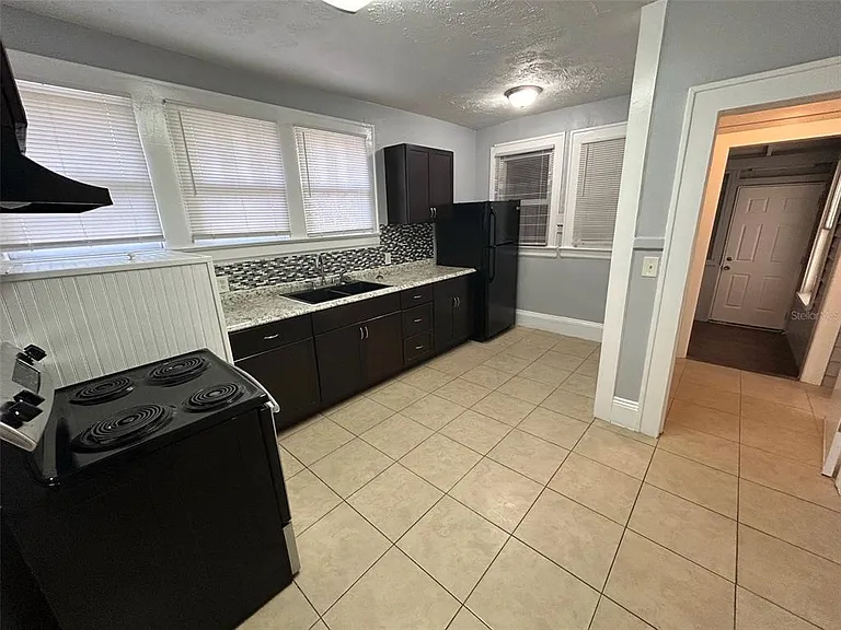 524 Basswood St — Photo 4