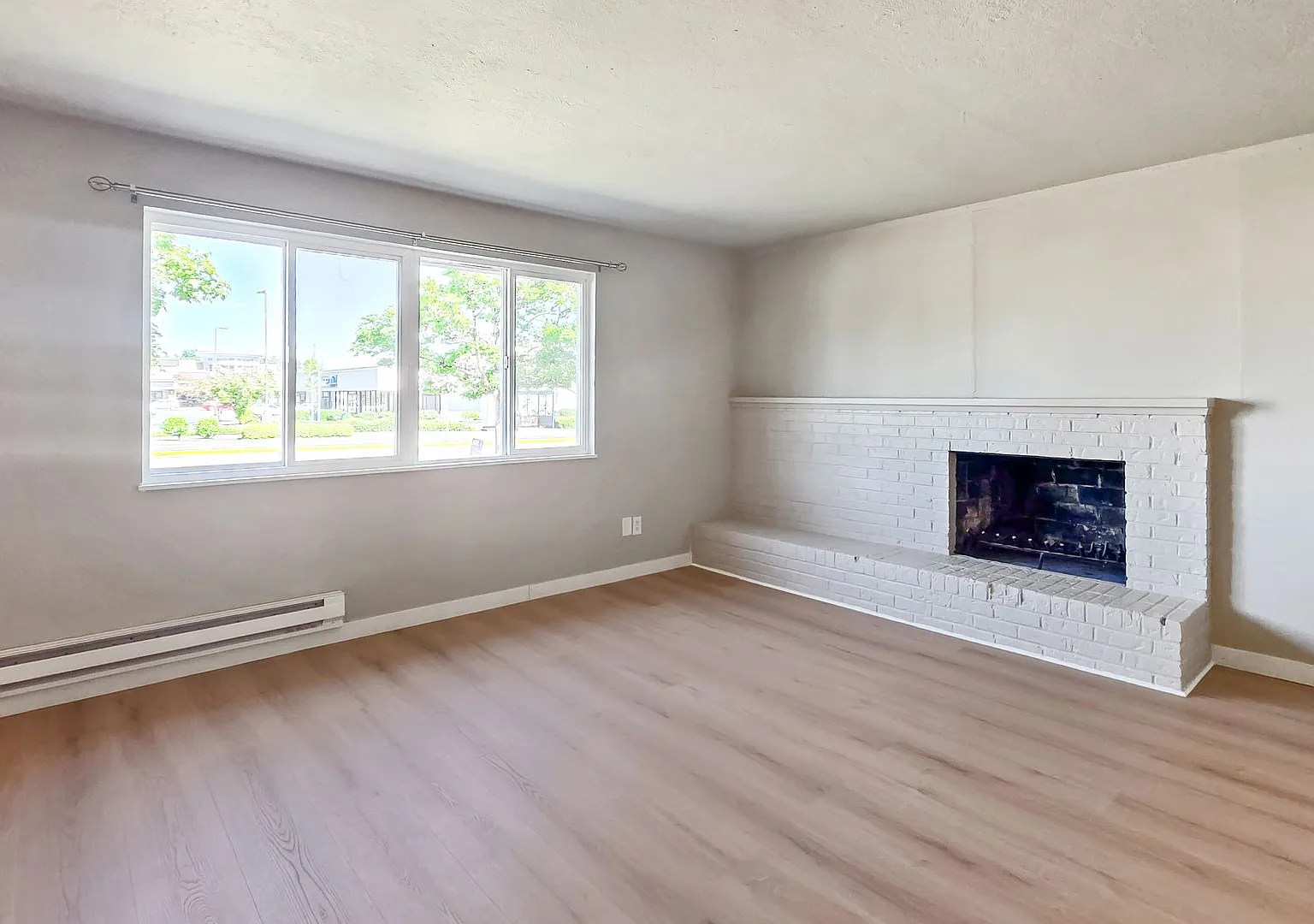 Updated 2 Bed 1 Bath in Fairwood Near Safeway — Photo 3