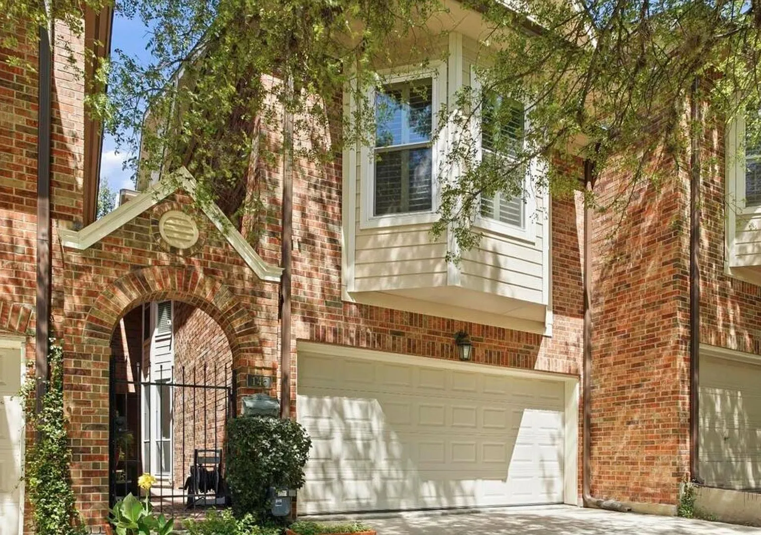 Beautiful Home in Highly Desirable Alamo Heights — Photo 1