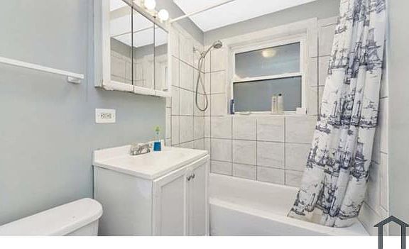 3rd image of 1628 W Chase Ave #1S