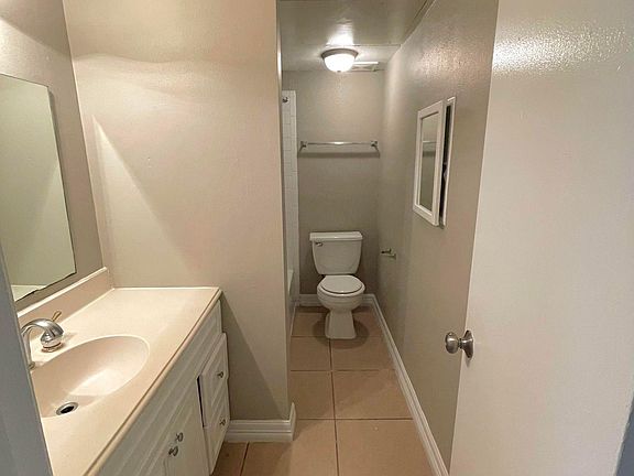 4th image of 407 Gladstell St #70