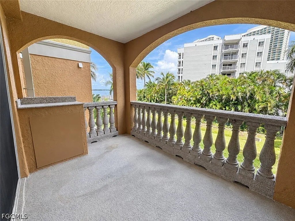 2 bed, 2.5 bath, 1003 sqft, $1,795 — Photo 2