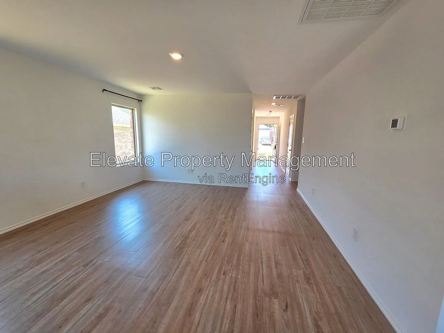 3 bed, 2.0 bath, 1302 sqft, $1,645 — Photo 3