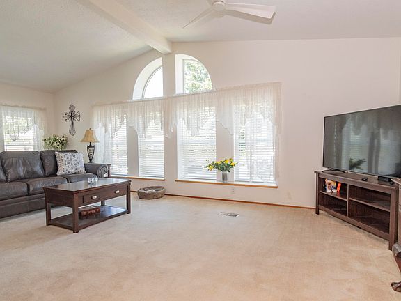 5th image of 125 NW Wrightwood Cir