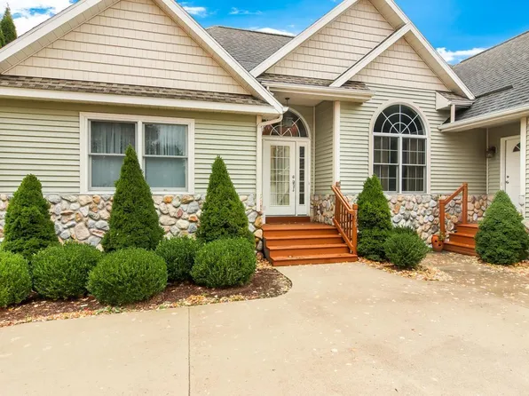 979 S Ridge Ct, Traverse City, MI 49696