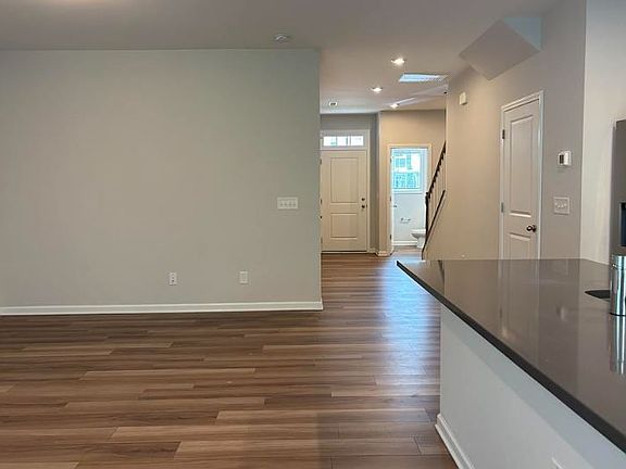 4th image of 843 Oak Center Dr