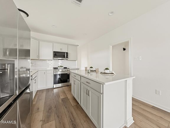 4th image of 302 Willowbend Way