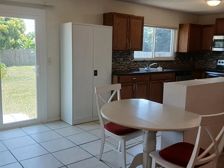 SE Gillette Ave — Photo 3