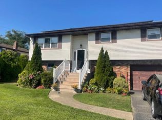291 N 6th St, Lindenhurst, NY 11757
