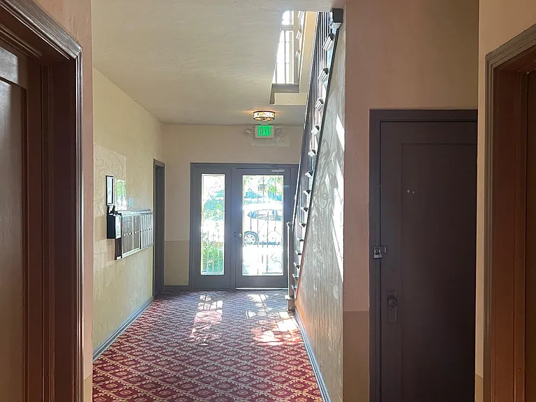 1552 N Commonwealth Ave #4 — Photo 31