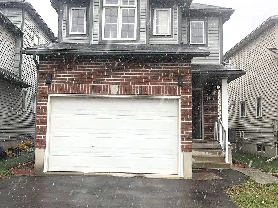 229 Featherstone Cres