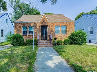 11852 236th St, Cambria Heights, NY 11411