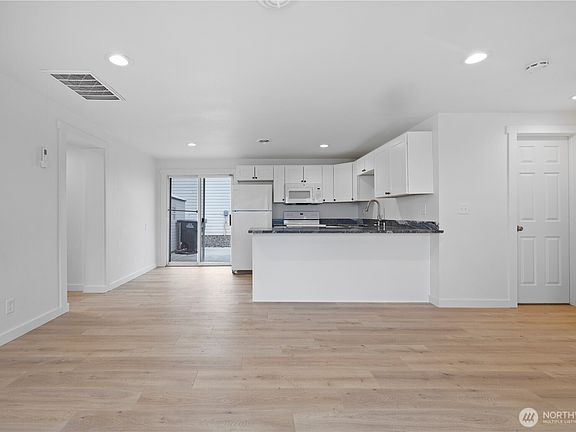 4th image of 904 906 E Alderwood Drive